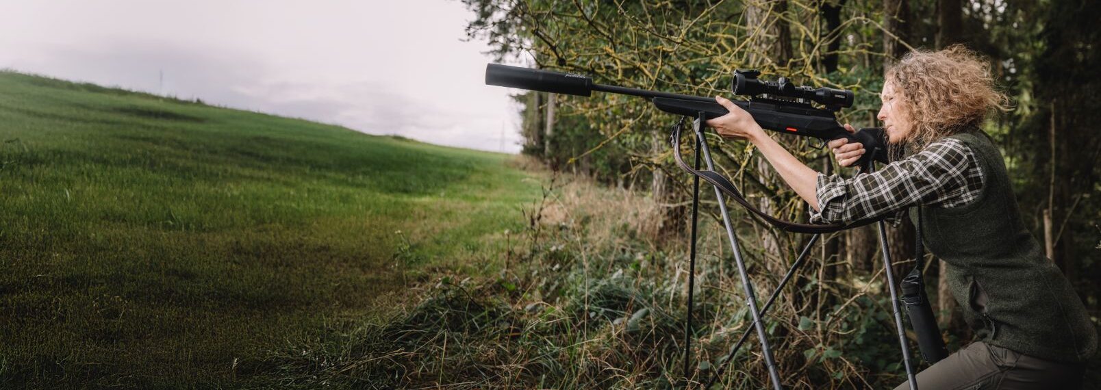 Jägerin mit Langwaffe im Revier