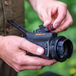 NOCPIX MATE ULTRA S60 LRF Wärmebild-Vorsatzgerät – Praxisbild: Gerät in der Hand